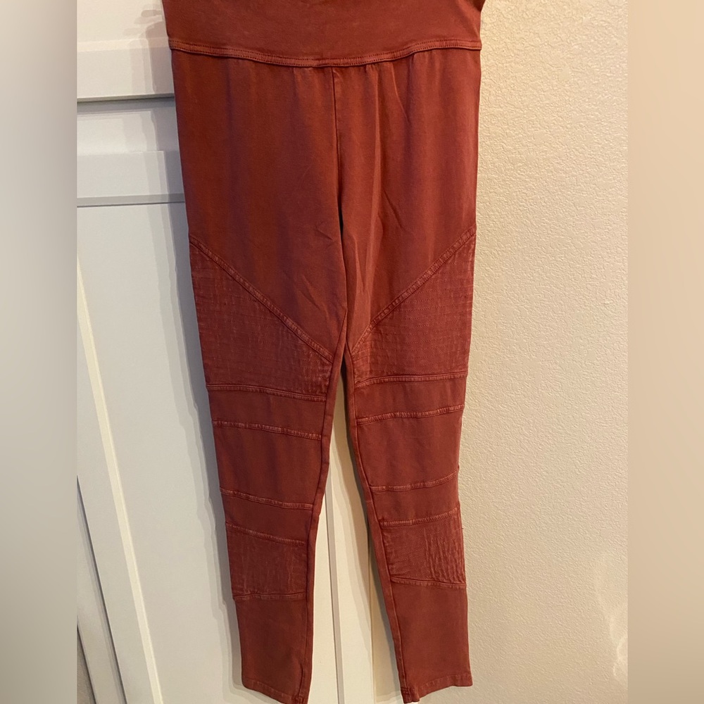Women’s ribbed leggings, color Maroon, size Medium